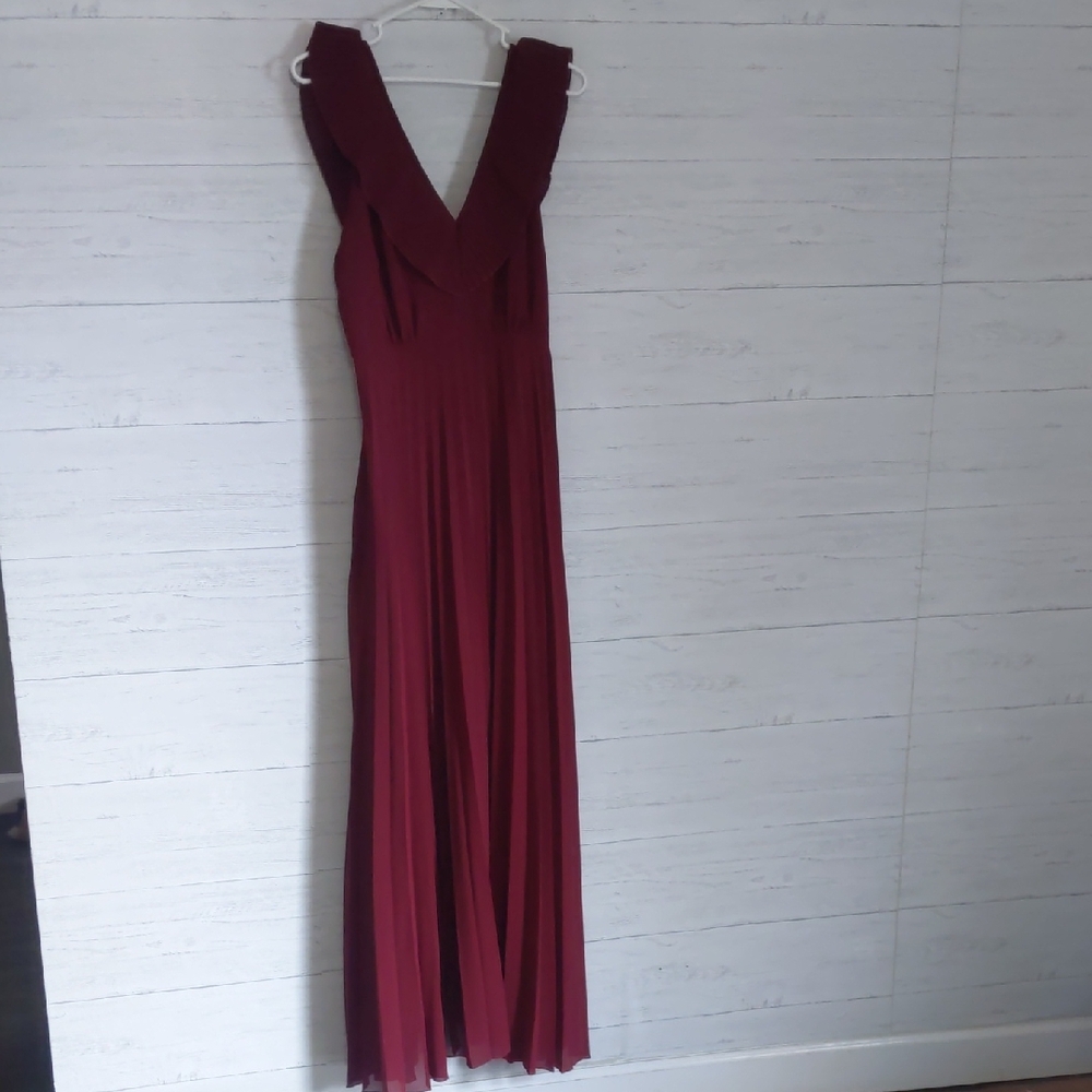 Wishlist Burgundy Sleeveless V-Neck Gown